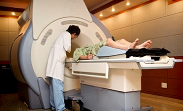 수원자생한방병원 자생치료의 특징-MRI 검사하는 환자와 의사의 모습