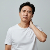 피로감을 느끼며 목 뒤를 잡고 있는 남성
